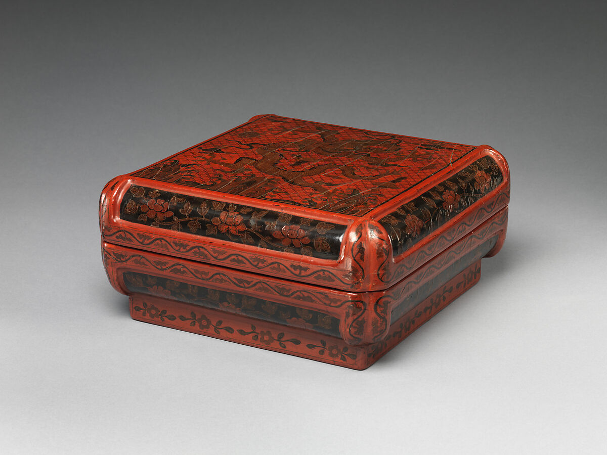 Covered square box with dragon, Polychrome lacquer with filled-in and engraved gold decoration, China 