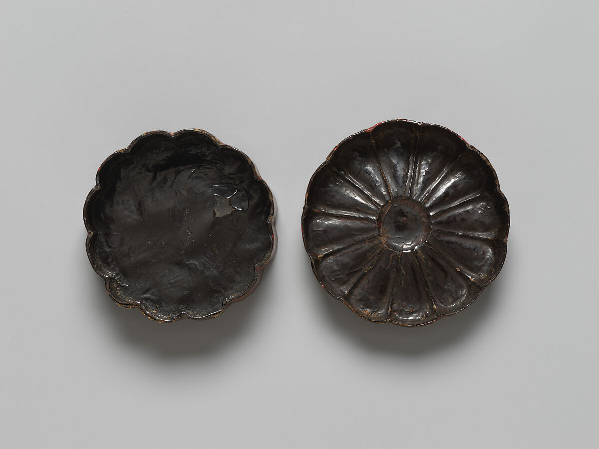 Incense box in shape of a chrysanthemum blossom, Dry lacquer, red over black, Japan