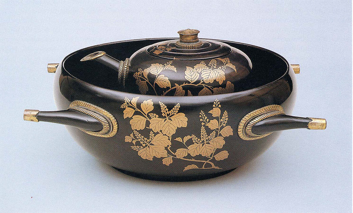 Four-Handled Basin (Tsunodarai) and Pitcher (Hanzō) with Paulownia and Foliage Scroll, Lacquered wood with gold hiramaki-e on black ground with gilt-bronze fittings, Japan