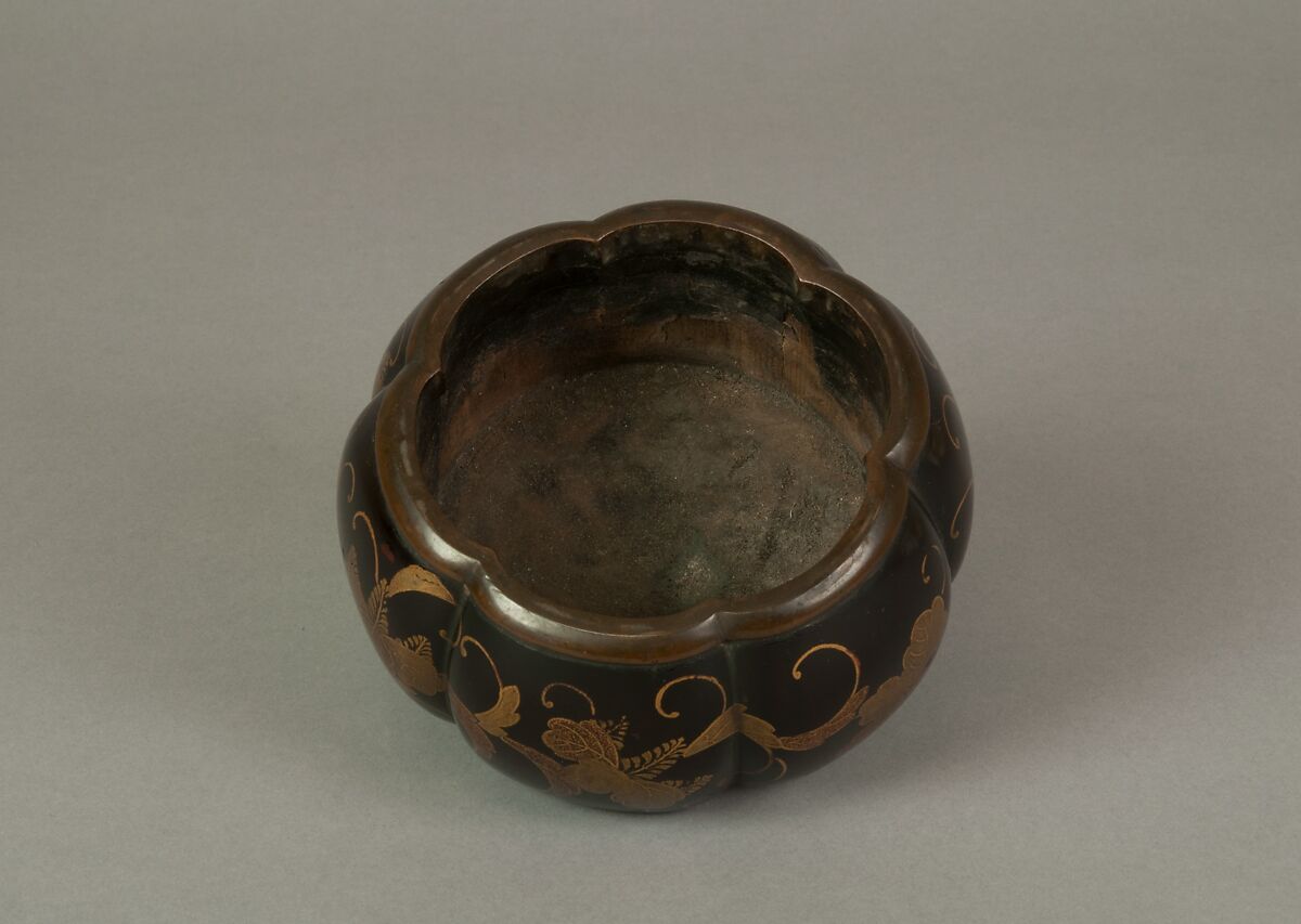 Melon-Shaped Incense Burner (Akoda Kōro) with Paulownia and Foliage Scroll, Lacquered wood with gold hiramaki-e and e-nashiji (“pear-skin picture”) on black ground  , Japan