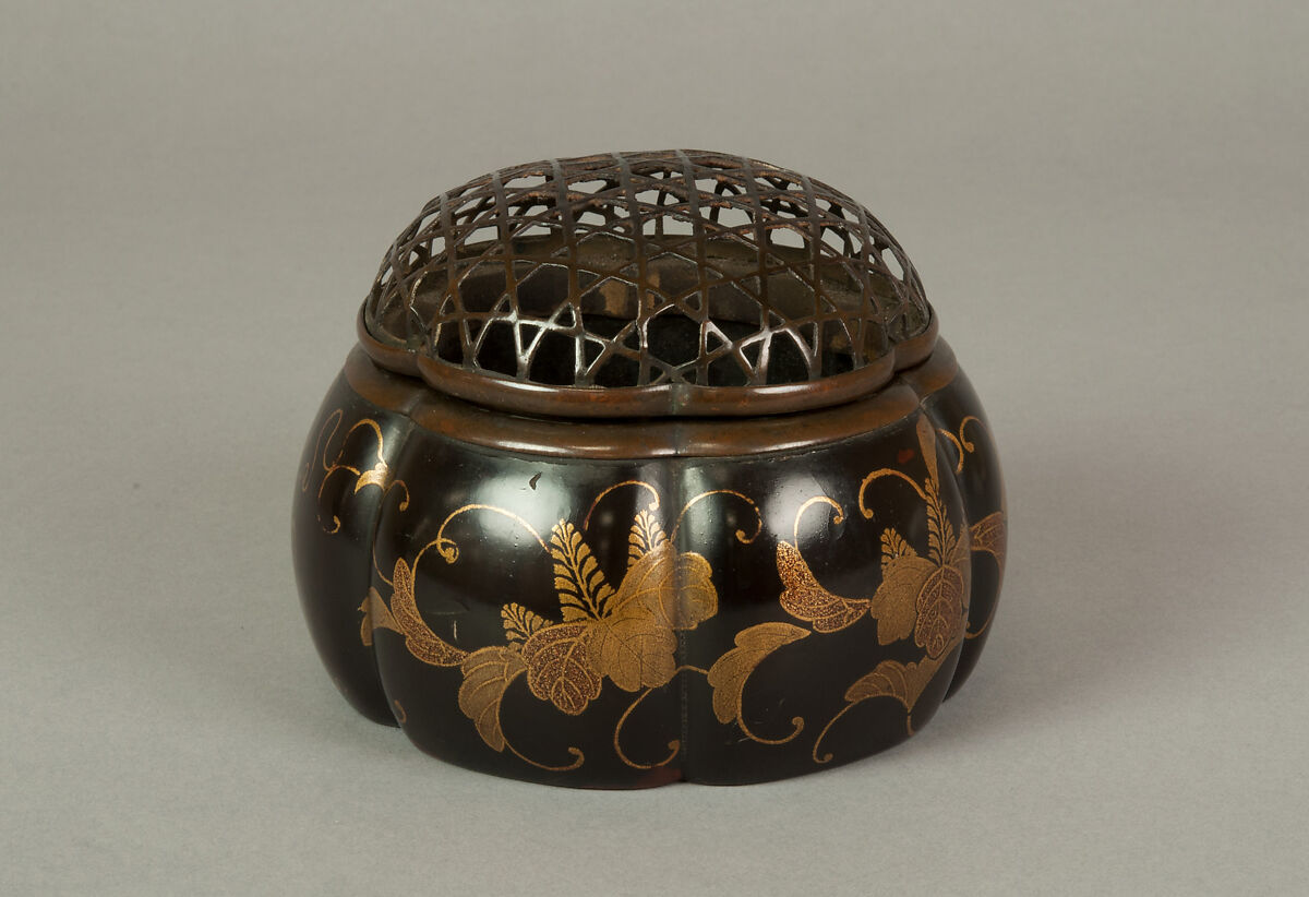 Melon-Shaped Incense Burner (Akoda Kōro) with Paulownia and Foliage Scroll, Lacquered wood with gold hiramaki-e and e-nashiji (“pear-skin picture”) on black ground  , Japan