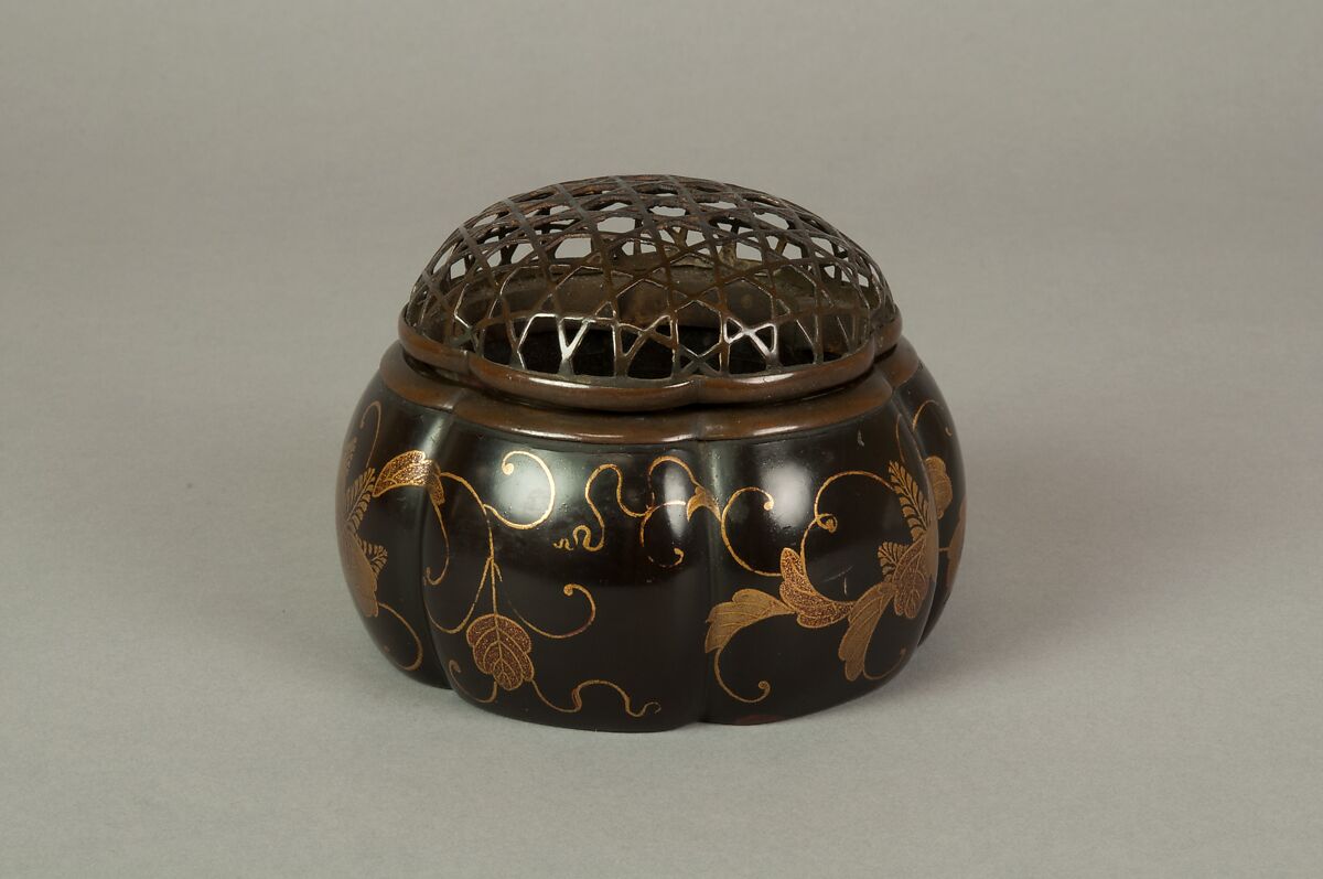 Melon-Shaped Incense Burner (Akoda Kōro) with Paulownia and Foliage Scroll, Lacquered wood with gold hiramaki-e and e-nashiji (“pear-skin picture”) on black ground  , Japan