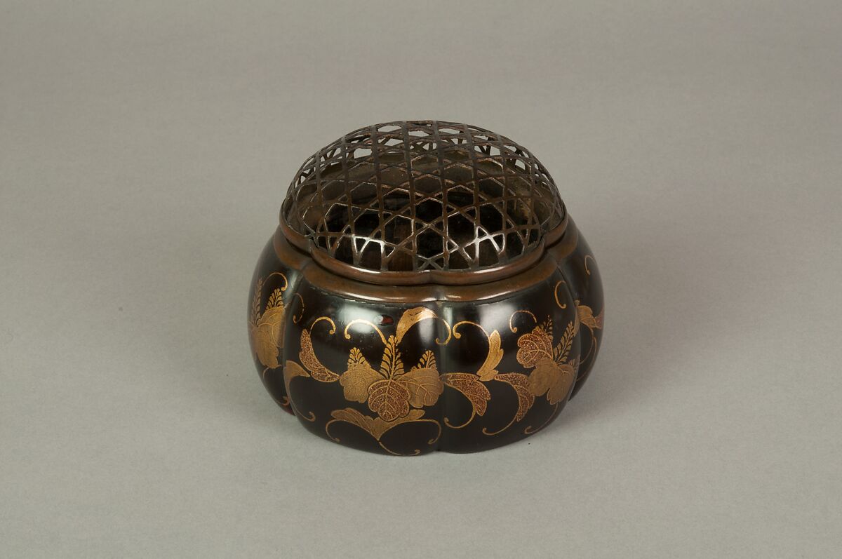 Melon-Shaped Incense Burner (Akoda Kōro) with Paulownia and Foliage Scroll, Lacquered wood with gold hiramaki-e and e-nashiji (“pear-skin picture”) on black ground  , Japan
