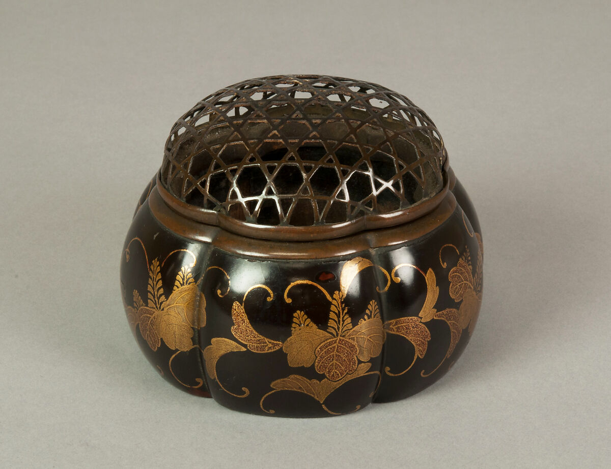 Melon-Shaped Incense Burner (Akoda Kōro) with Paulownia and Foliage Scroll, Lacquered wood with gold hiramaki-e and e-nashiji (“pear-skin picture”) on black ground  , Japan