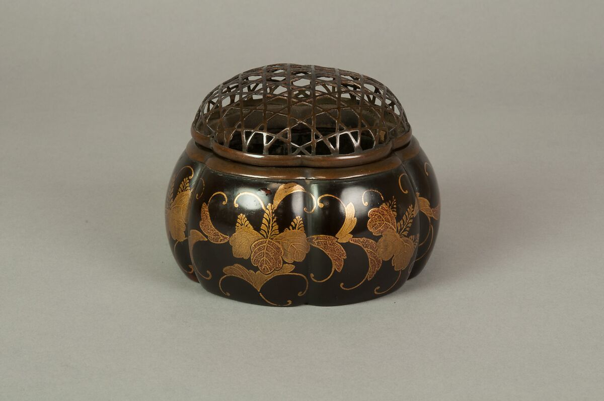 Melon-Shaped Incense Burner (Akoda Kōro) with Paulownia and Foliage Scroll, Lacquered wood with gold hiramaki-e and e-nashiji (“pear-skin picture”) on black ground  , Japan