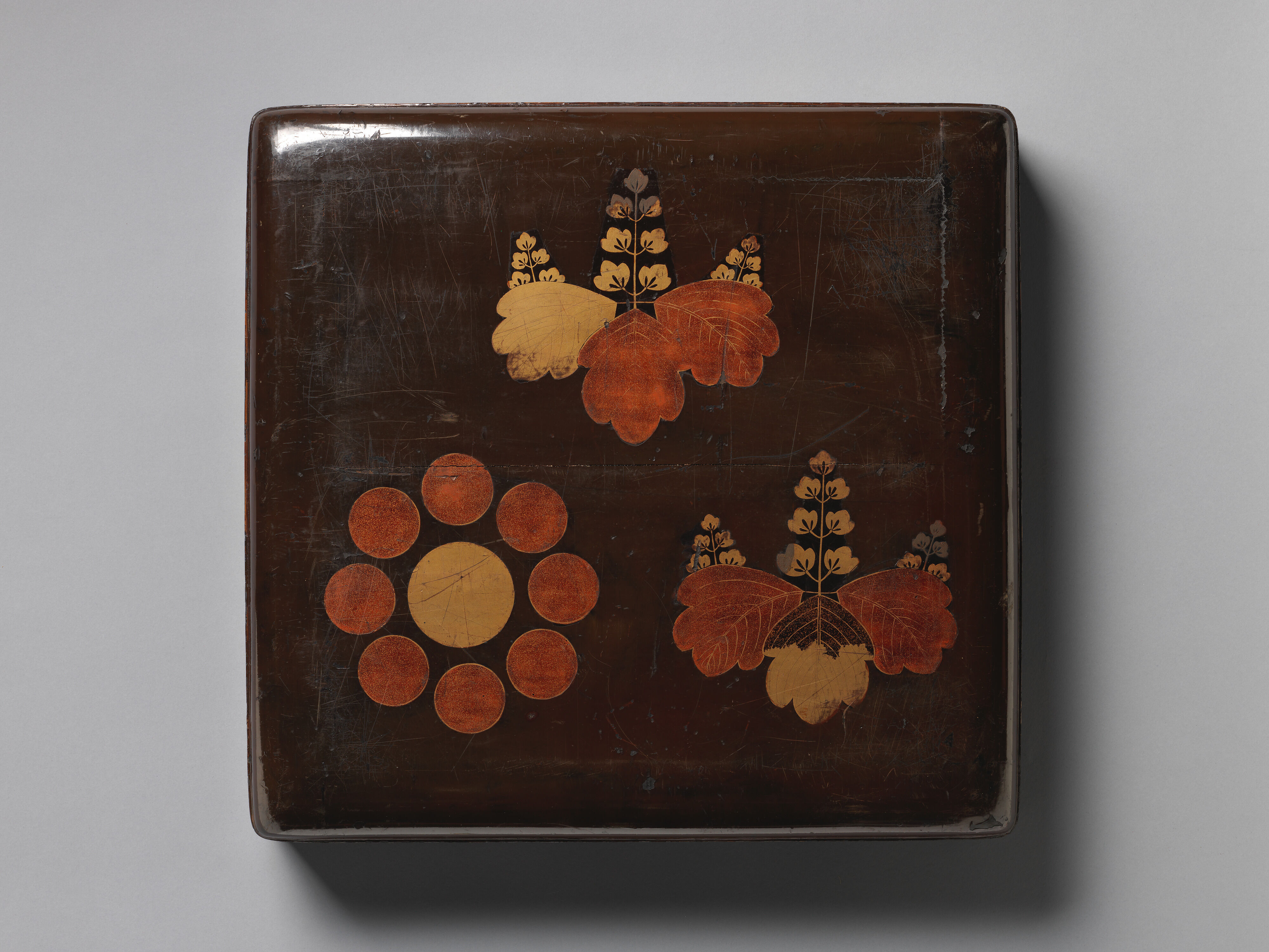 Clothing Tray (Midare-bako) with Paulownia and “Nine Stars” Crests