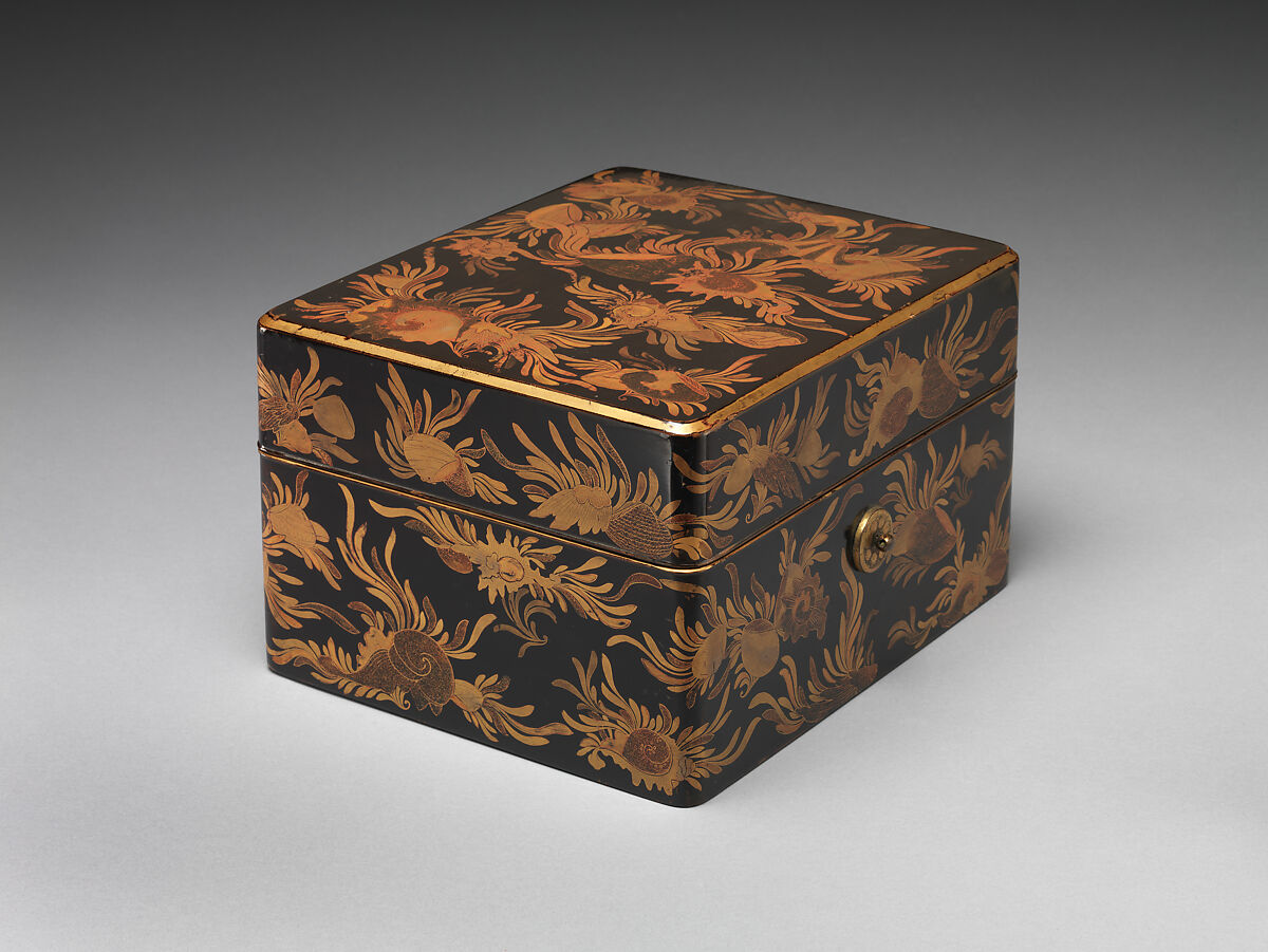 Box for Personal Accessories (Tebako) with Shells and Seaweed Design, Lacquered wood with gold hiramaki-e, and e-nashiji on black lacquer ground, Japan 