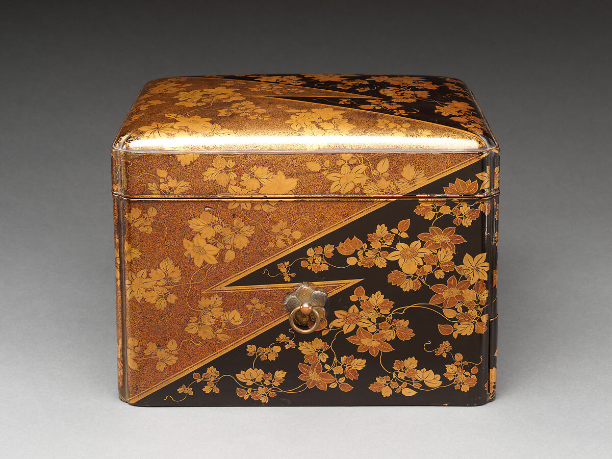 Traveling comb box, Gold makie on black lacquer, Japan