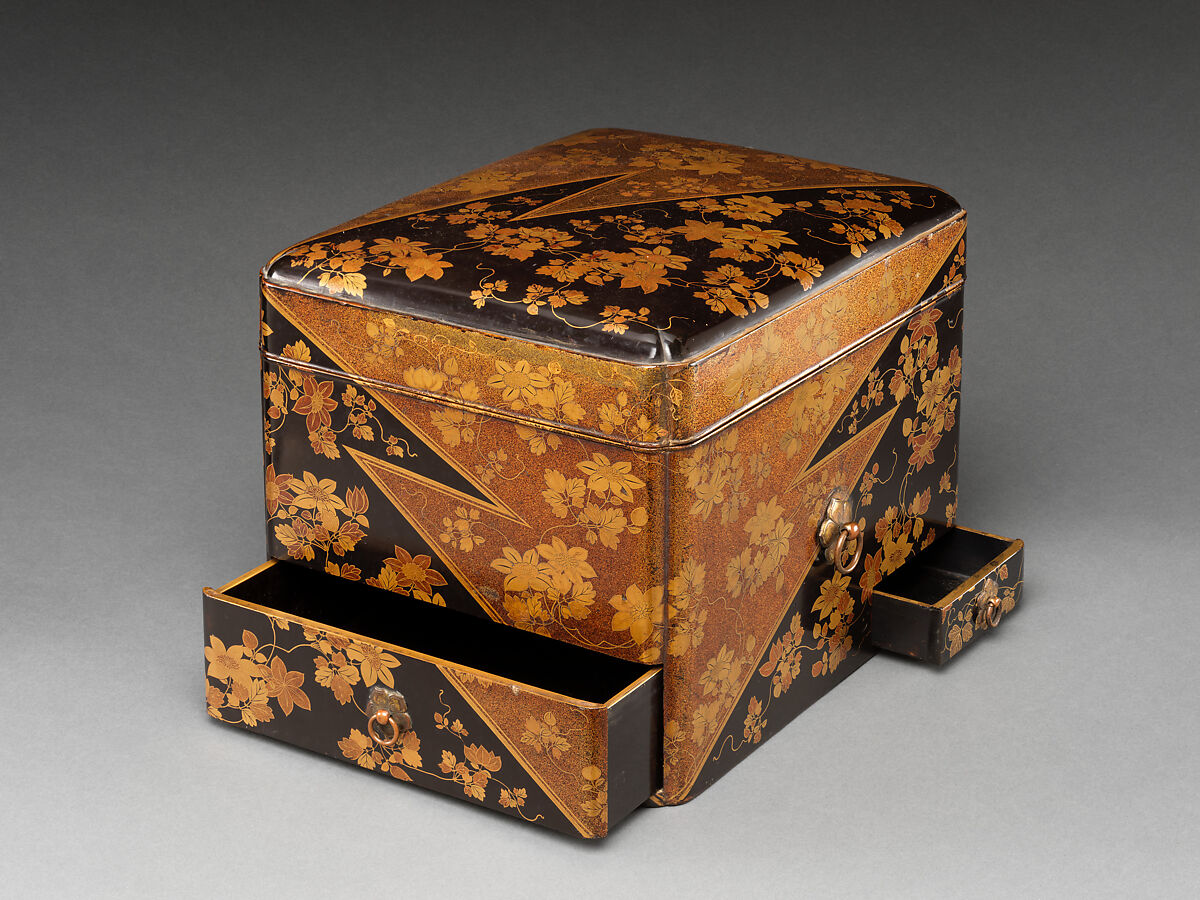 Traveling comb box, Gold makie on black lacquer, Japan