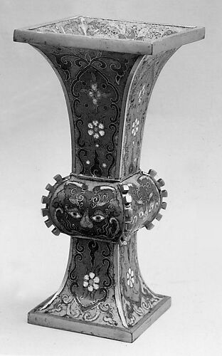 Vase in the Shape of an Archaic Bronze Vessel