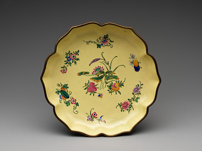 Foliated dish with flowers and fruits