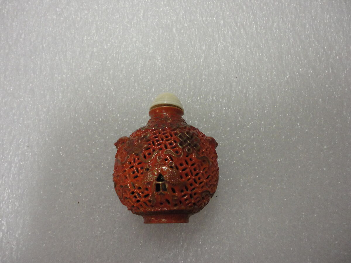 Snuff bottle with eight Buddhist treasures, Porcelain painted with overglaze enamels and gold (Jingdezhen ware), China 