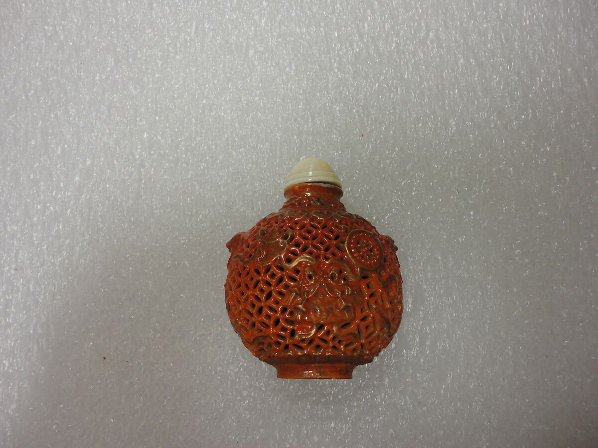 Snuff bottle with eight Buddhist treasures, Porcelain painted with overglaze enamels and gold (Jingdezhen ware), China