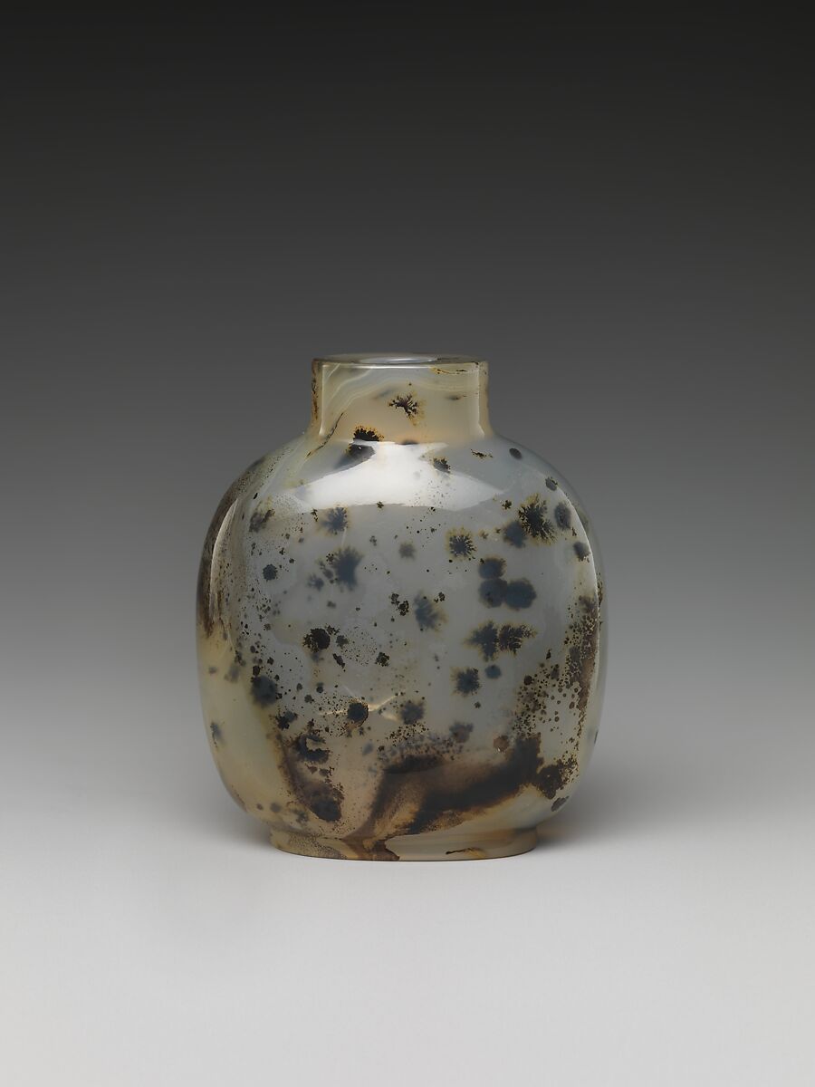 Snuff Bottle with the Artist Mi Fu Bowing to a Rock, Chalcedony, China 