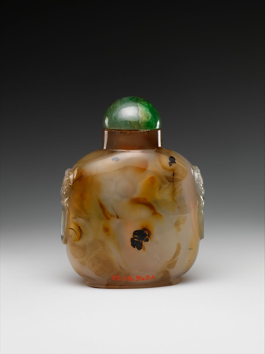 Snuff bottle with gourd on a trellis, Chalcedony with jadeite stopper, China