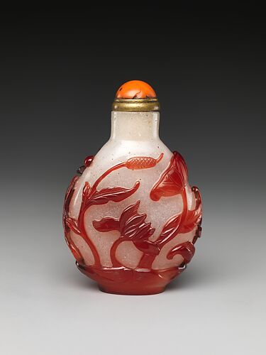 Snuff bottle with scene of a lotus pond