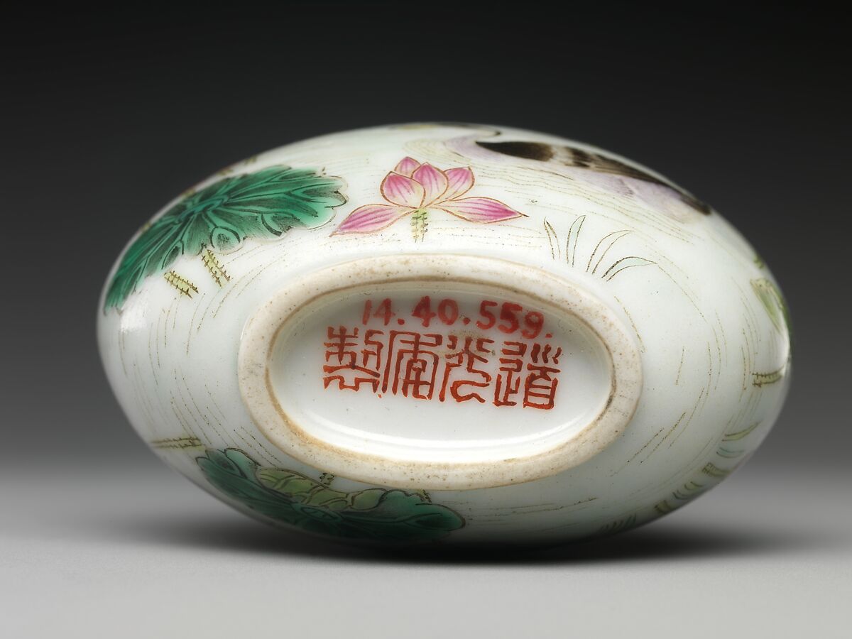 Snuff Bottle with Scene of a Lotus Pond, Porcelain with overglazed enamel colors, ivory stopper, China