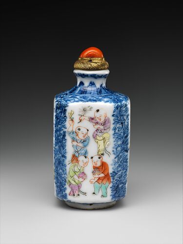 Snuff bottle with boys at play