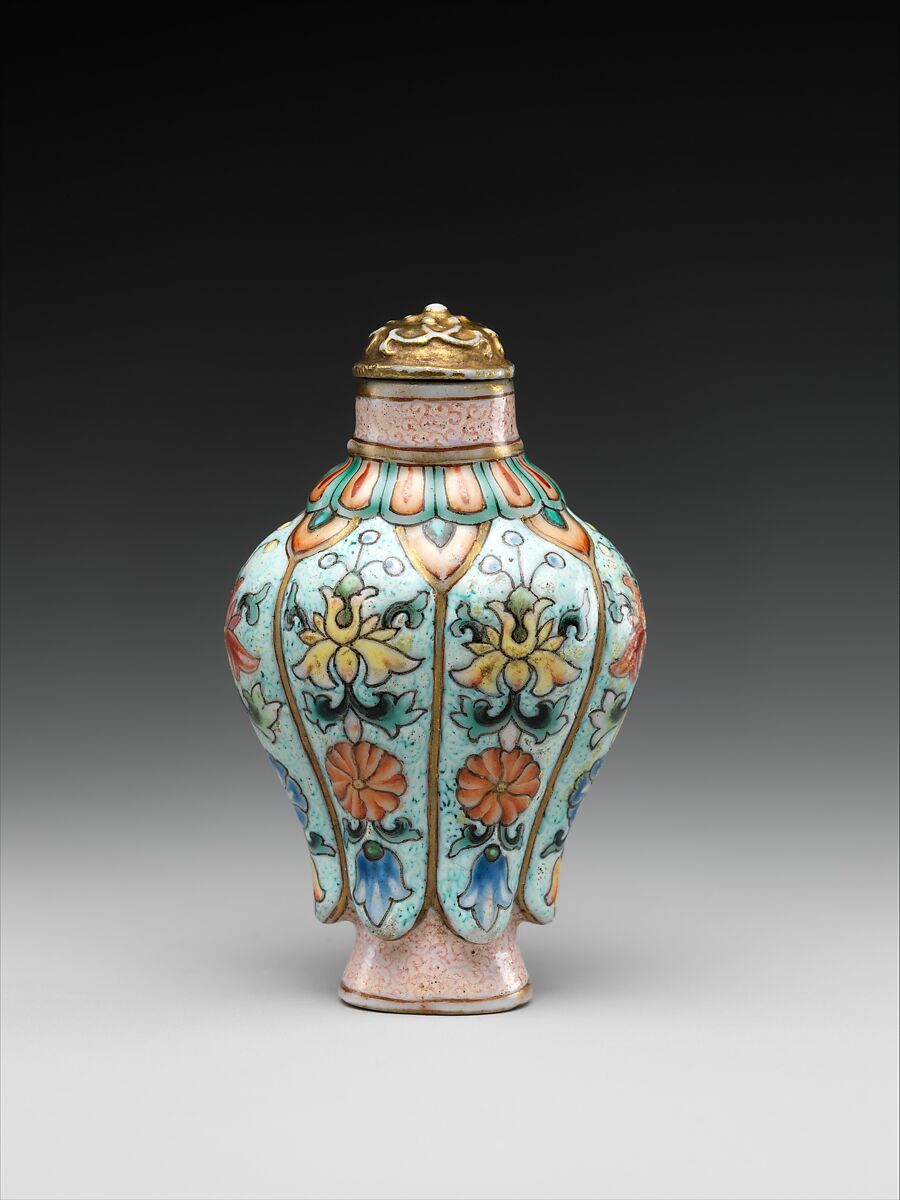 Snuff bottle in imitation of painted enamel metalwork, Porcelain painted with overglaze enamels (Jingdezhen ware), China 