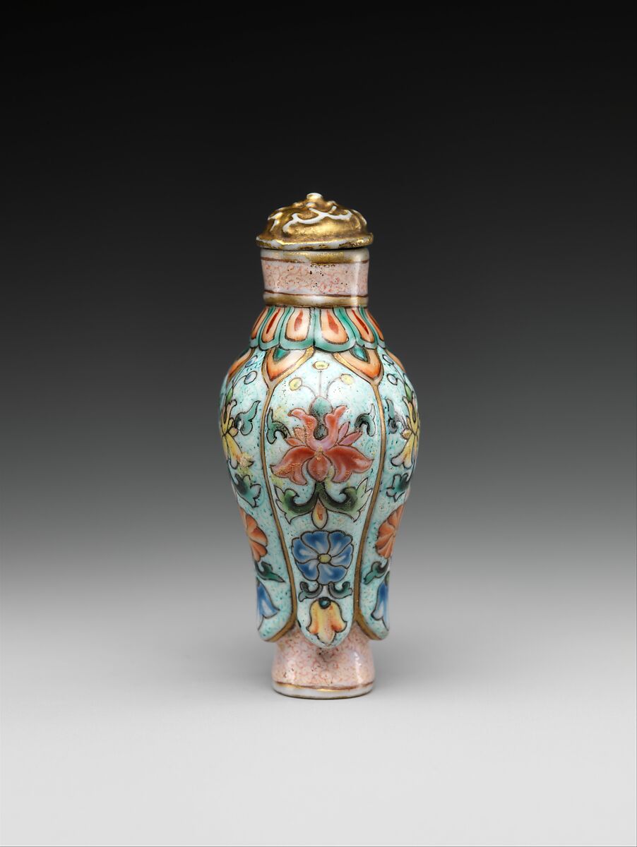 Snuff bottle in imitation of painted enamel metalwork, Porcelain painted with overglaze enamels (Jingdezhen ware), China