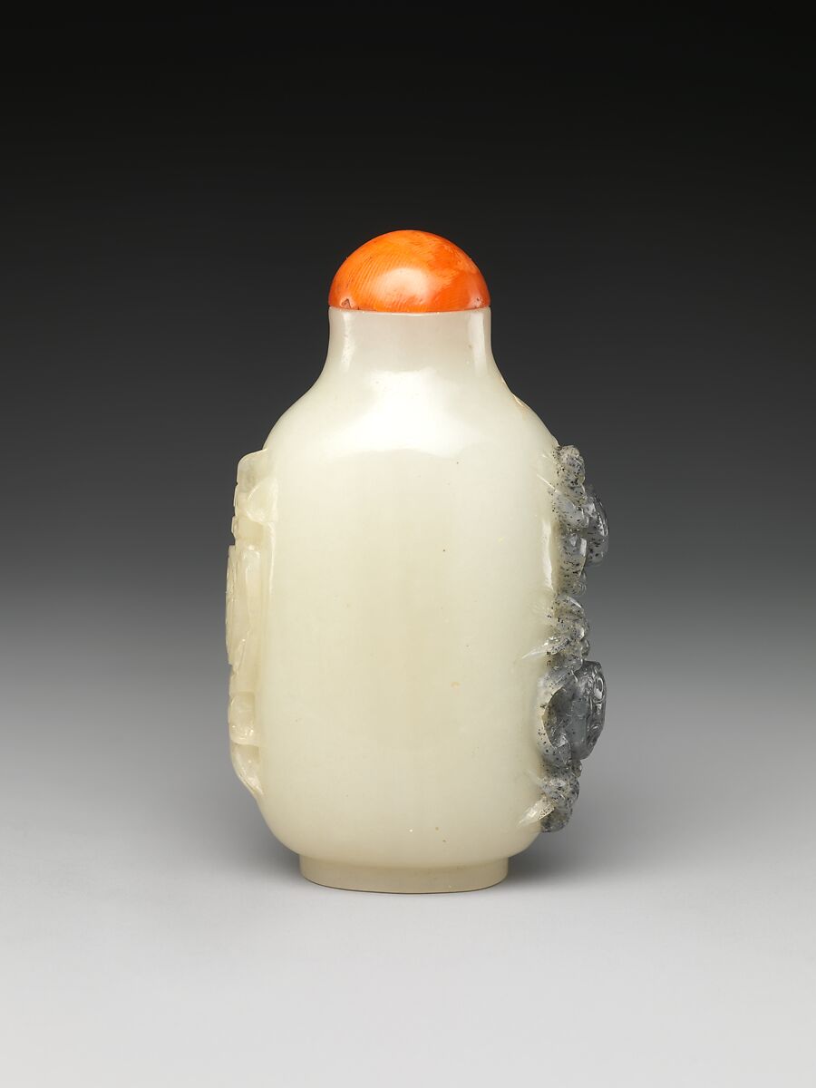 Snuff Bottle with Three Crabs, Nephrite (jade) with coral stopper, China