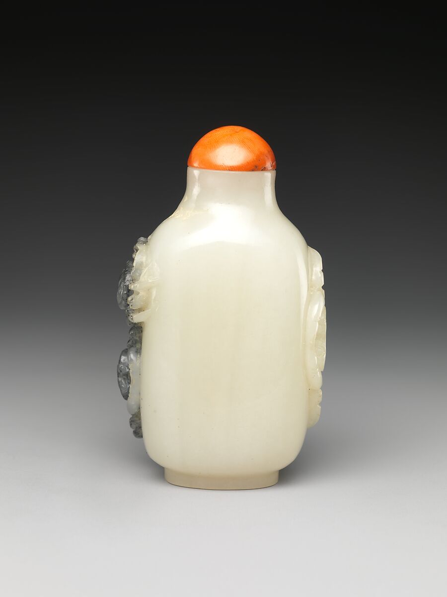 Snuff Bottle with Three Crabs, Nephrite (jade) with coral stopper, China