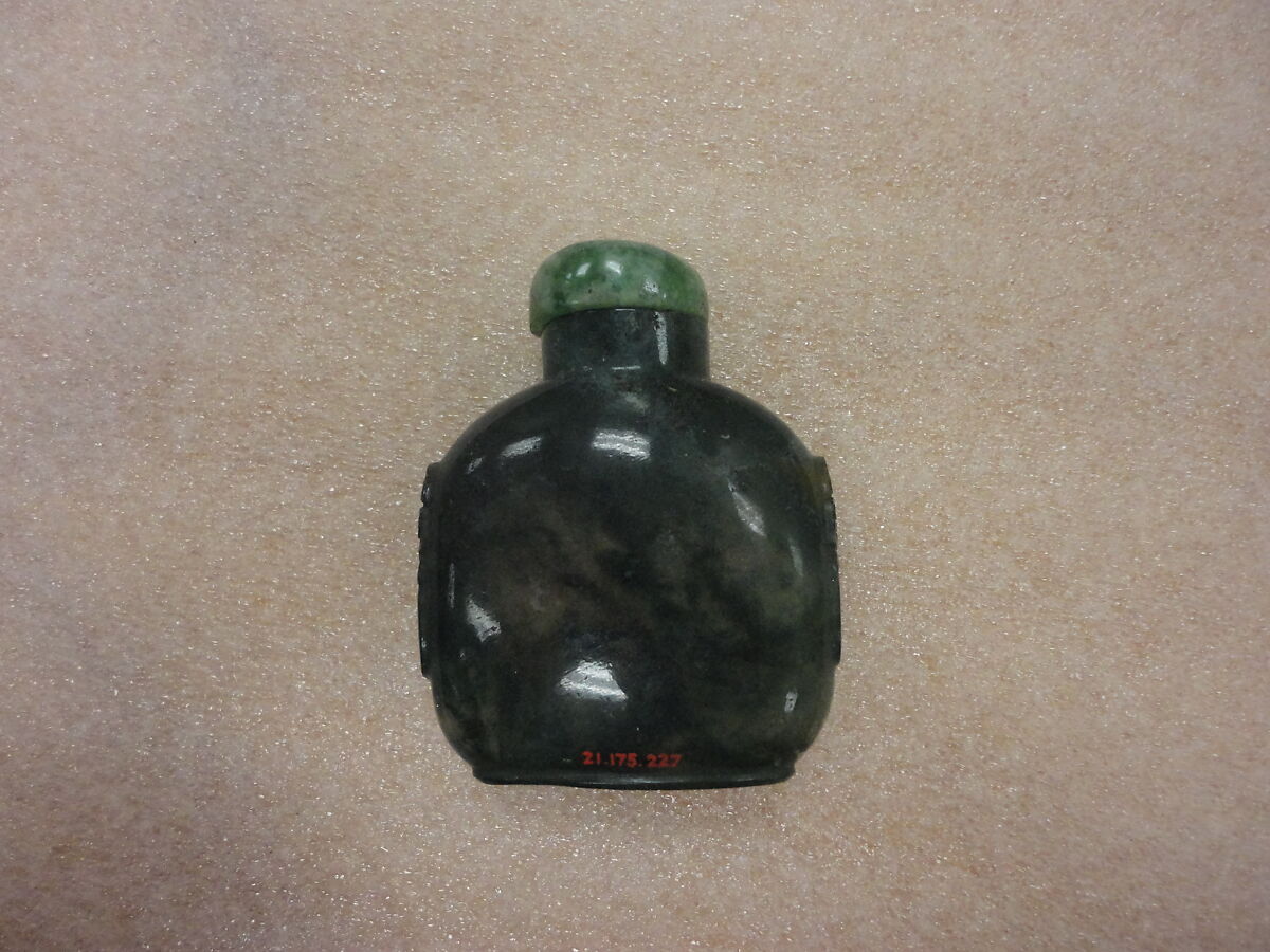 Snuff Bottle, Moss agate with green jadeite stopper, China 