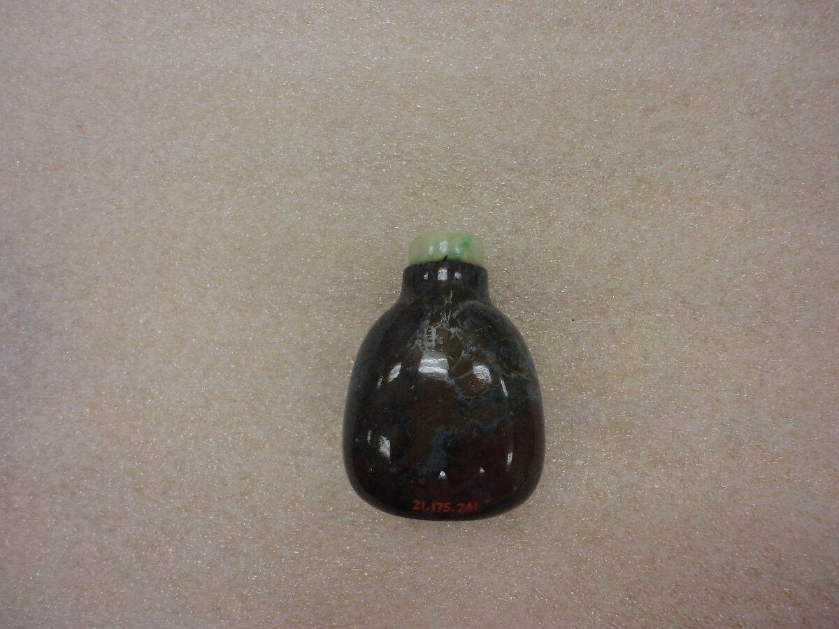 Snuff Bottle, Agate with green jadeite stopper, China 