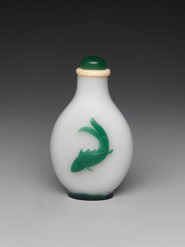 Snuff bottle with fish