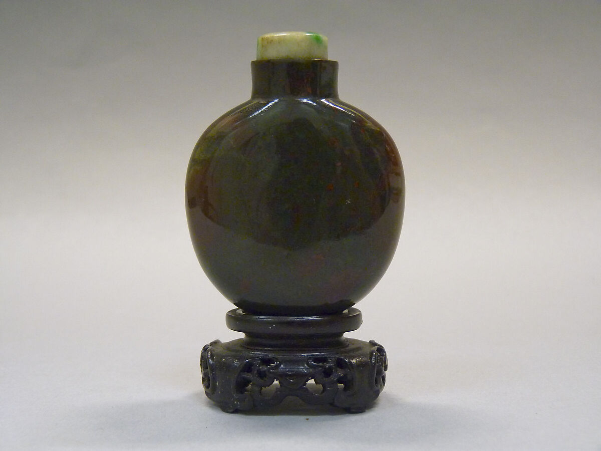 Snuff Bottle, Bloodstone agate with jadeite stopper, China 