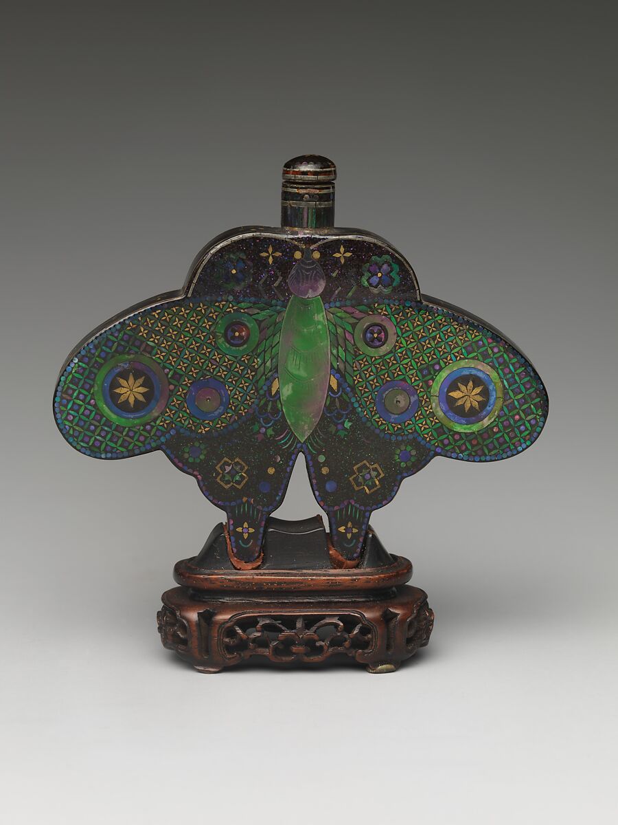 Snuff bottle in the shape of a butterfly, Metal covered with lacquer, inlaid with mother-of-pearl and gold, China 