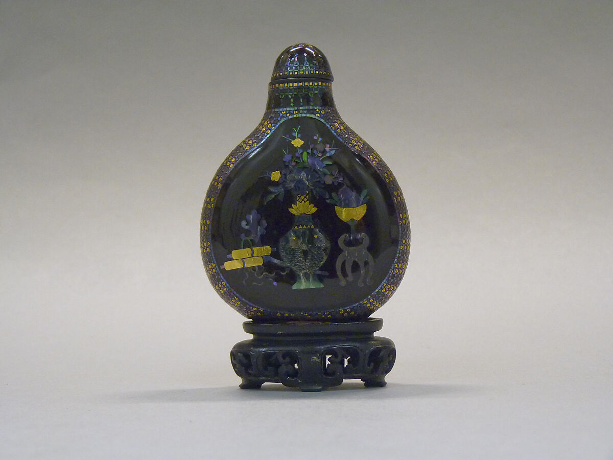 Snuff Bottle, Lacquer inlaid with mother-of-pearl, China 