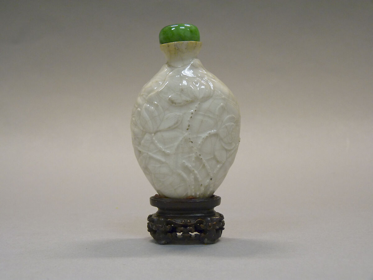 Snuff bottle in imitation of painted enamel metalwork, China, Qing  dynasty (1644–1911), Qianlong period (1736–95)