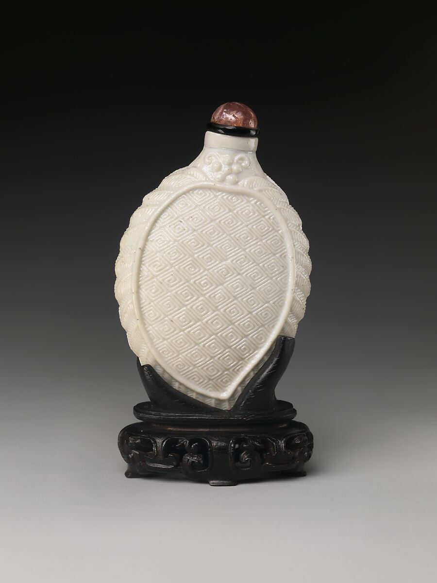 Snuff Bottle in the Shape of a Leaf, White porcelain with pink tourmaline stopper, China