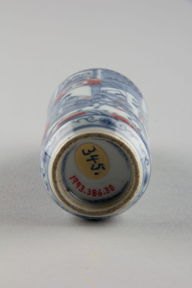 Snuff bottle with theatrical scene, Porcelain with underglaze red and blue, coral stopper, China