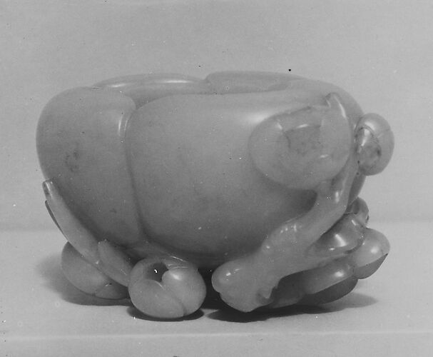 Brush washer in the shape of a plum blossom