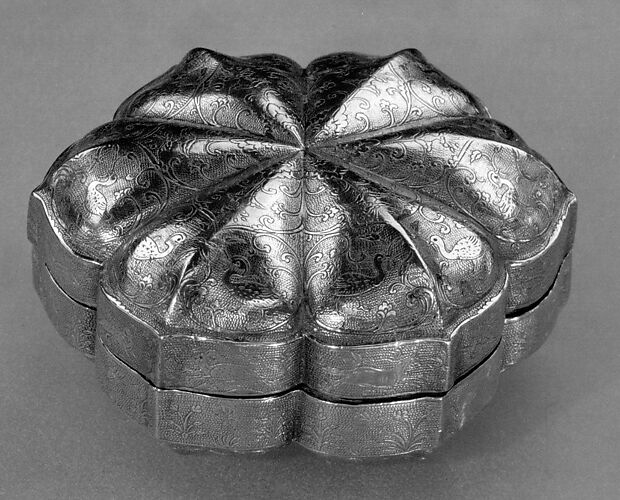 Six-lobed box