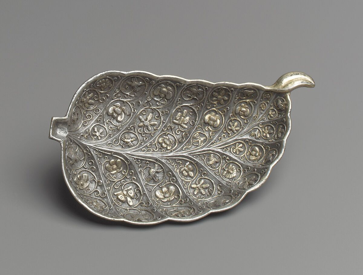 Dish in the shape of a leaf