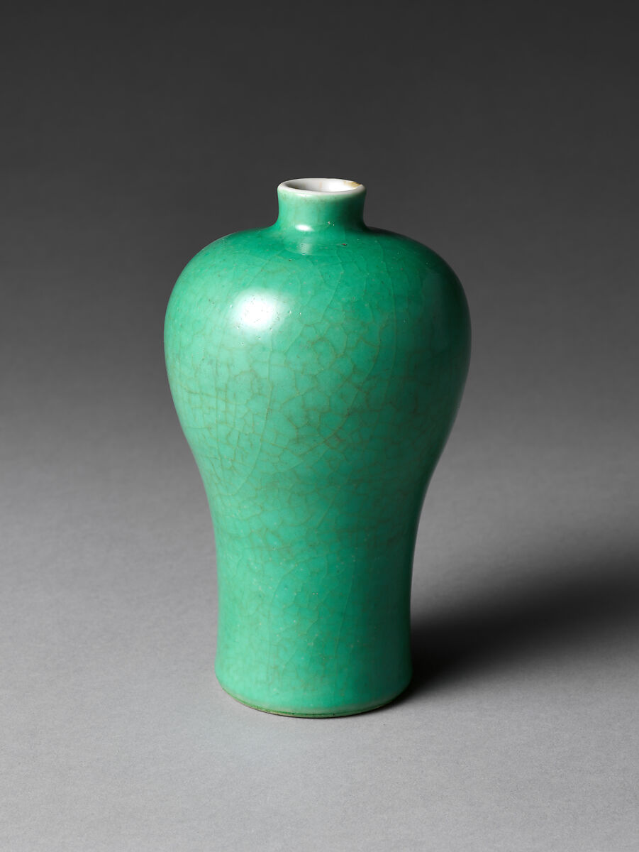 Vase in Meiping Shape, Porcelain with crackled apple-green glaze (Jingdezhen ware), China 
