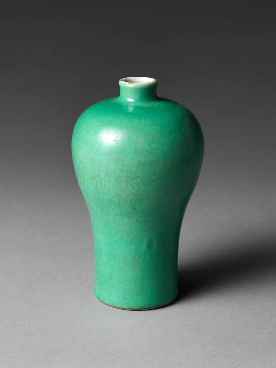 Vase in Meiping Shape, Porcelain with crackled apple-green glaze (Jingdezhen ware), China
