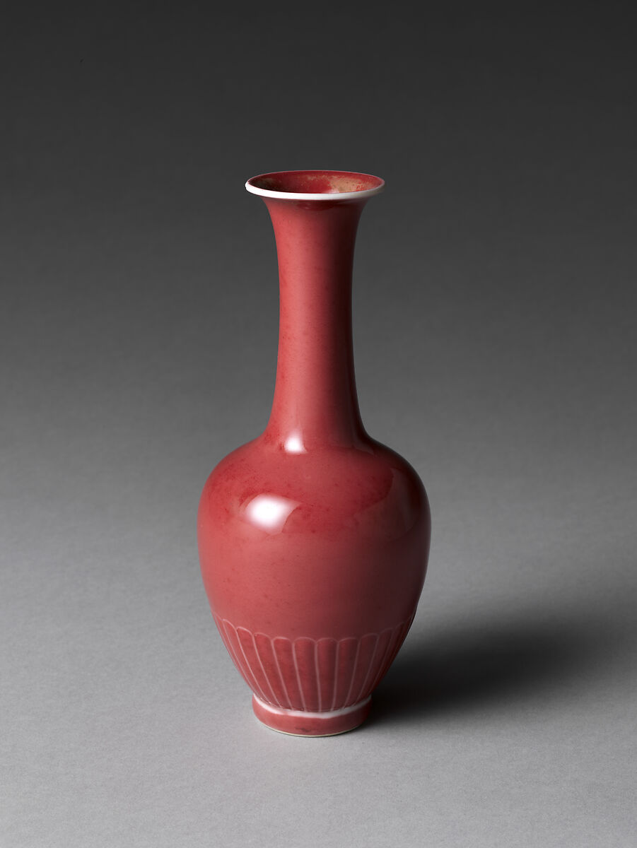 Vase, Porcelain with peach-bloom glaze (Jingdezhen ware); Tiffany stand, China 