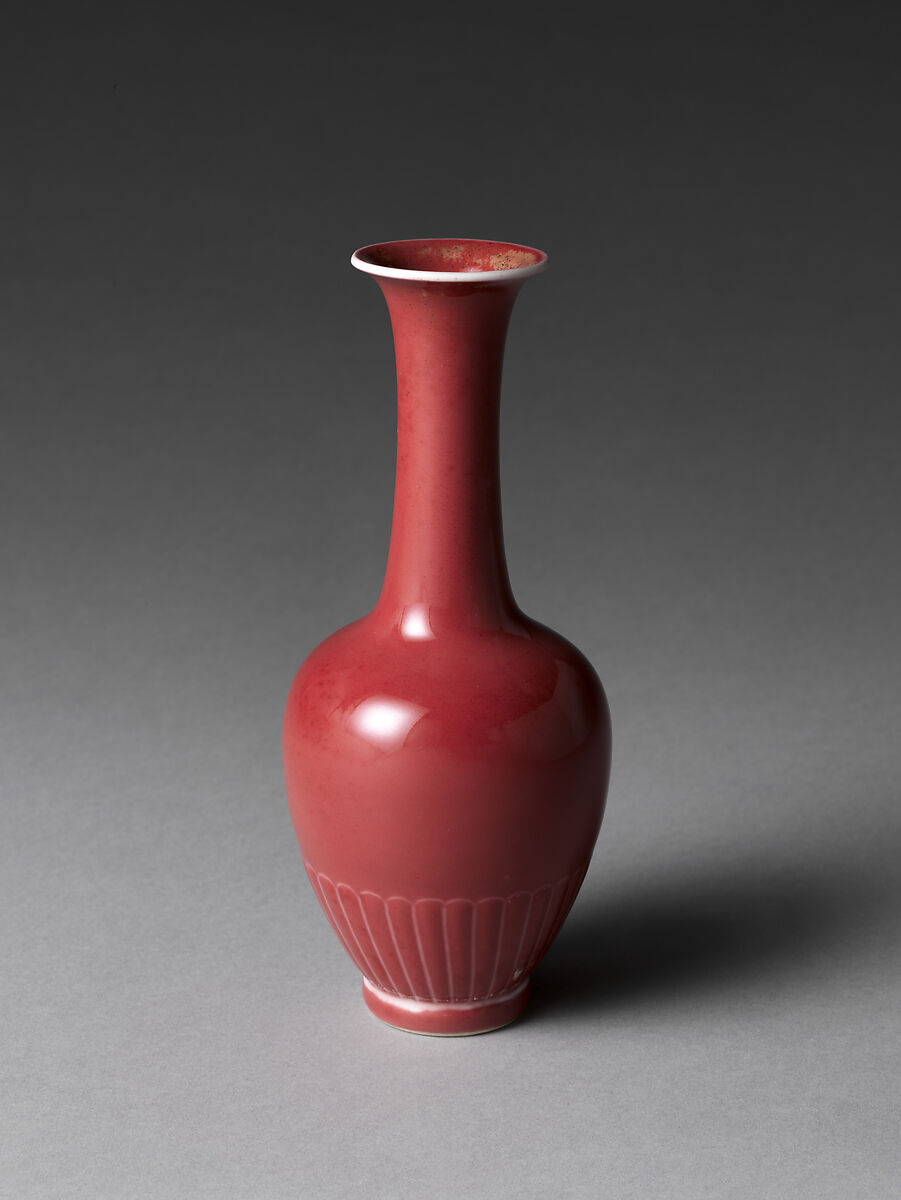 Vase, Porcelain with peach-bloom glaze (Jingdezhen ware); Tiffany stand, China
