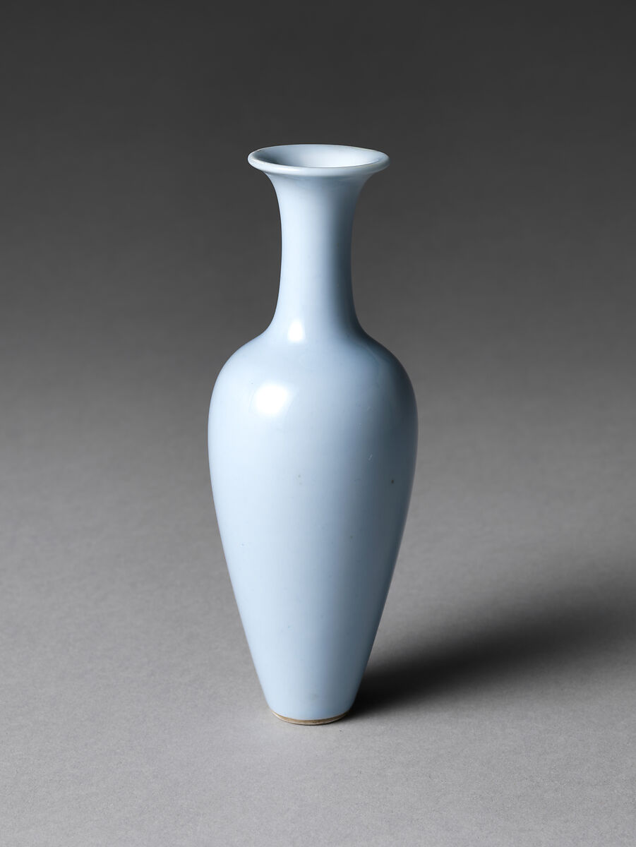 Vase, Porcelain with moonlight glaze (Jingdezhen ware); Tiffany stand, China 