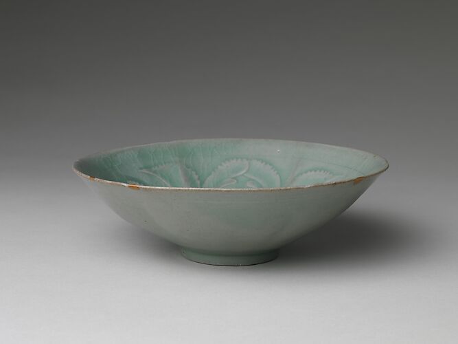 Bowl decorated with foliate rim and peony

