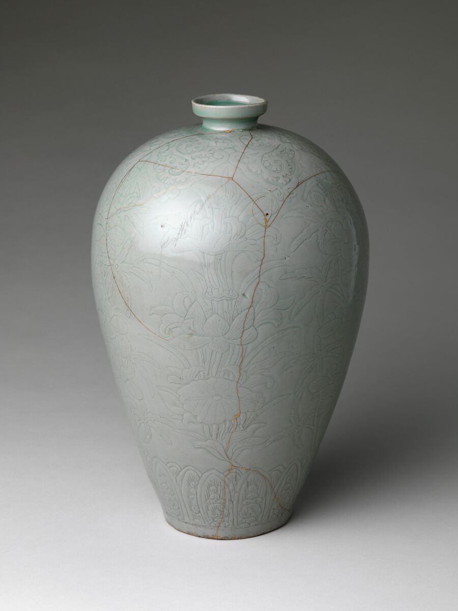 Maebyeong with lotus decoration, Stoneware with carved and incised design under celadon glaze, Korea 