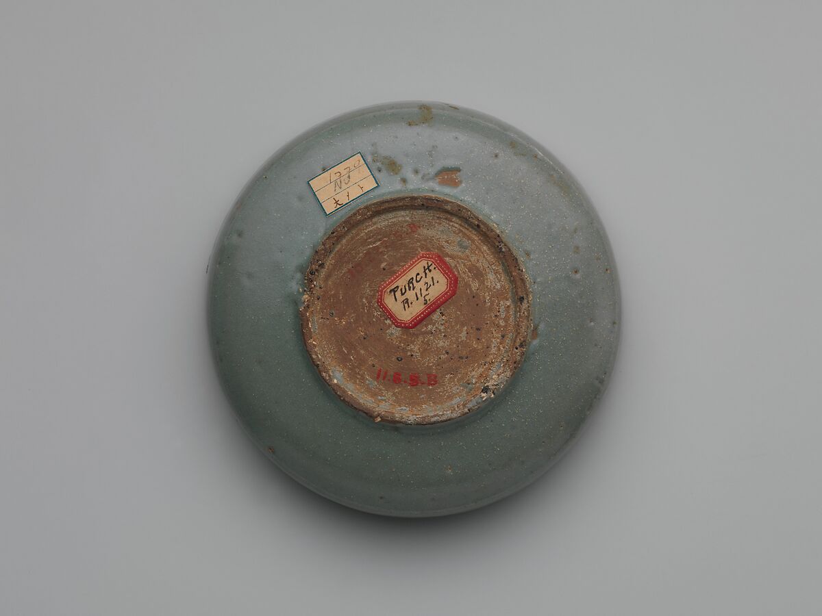 Covered box decorated with chrysanthemums and waterfowl among lotus, Stoneware with inlaid design under celadon glaze, Korea
