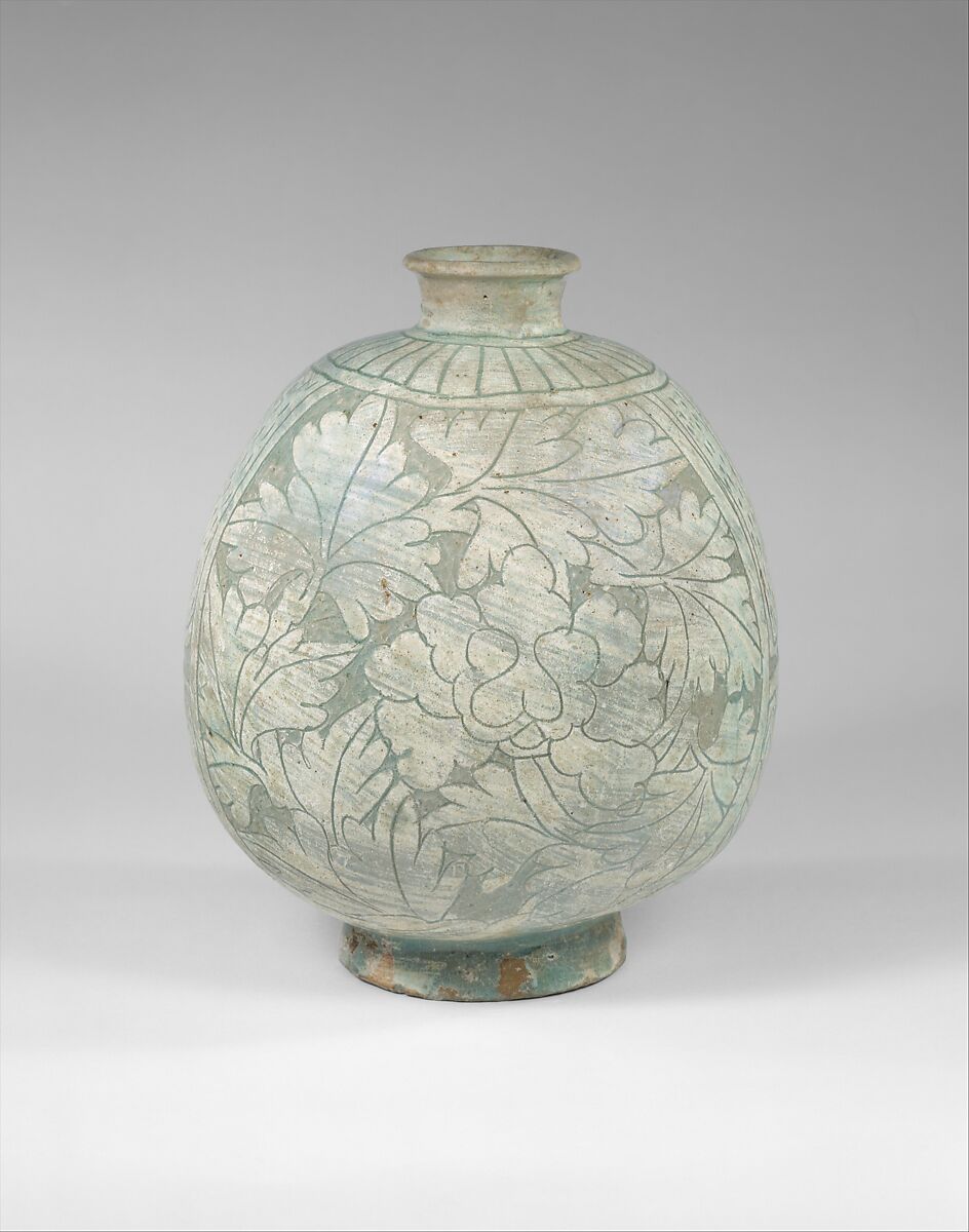 Flask-shaped bottle decorated with peonies
