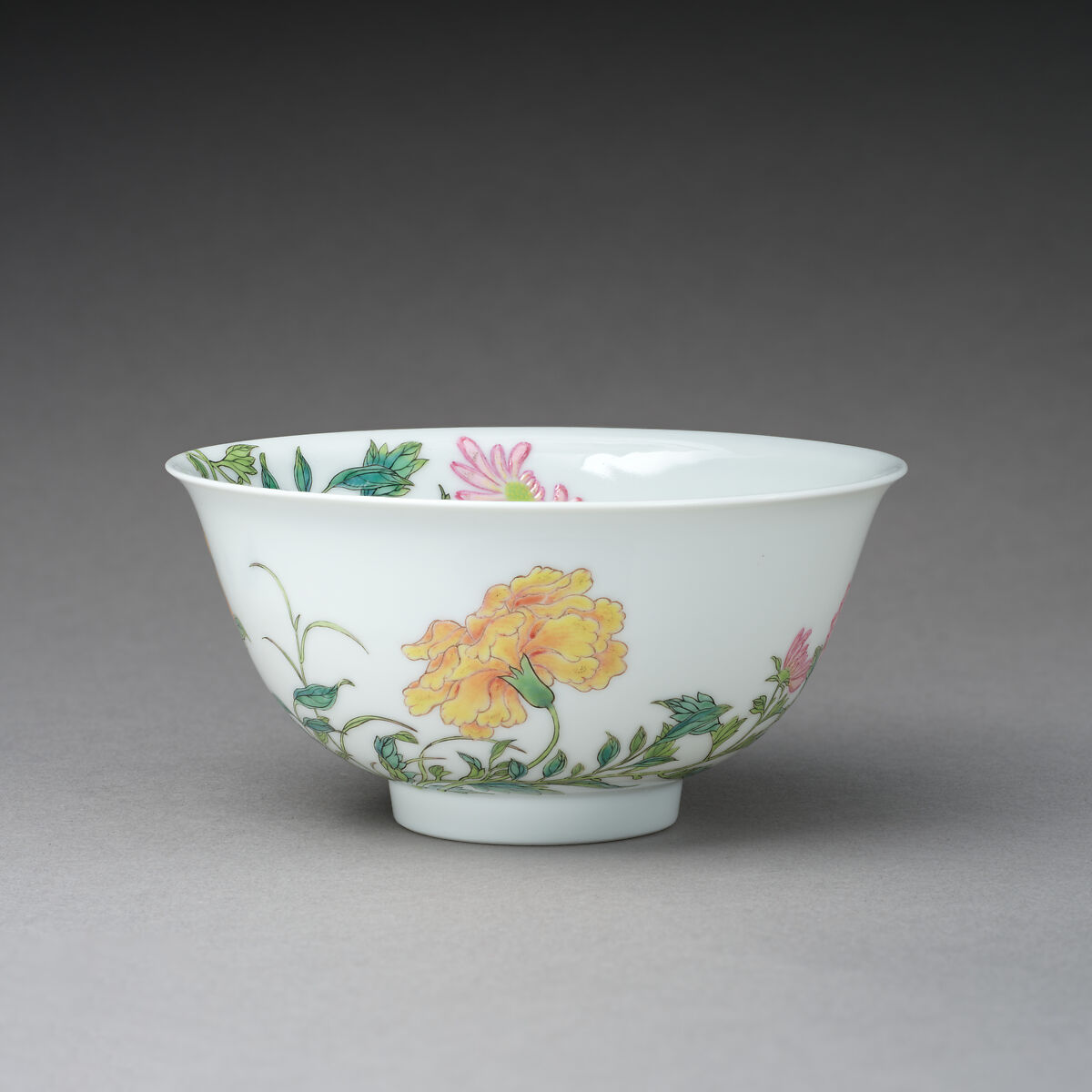 Bowl with flowers, Porcelain painted in overglaze polychrome enamels (Jingdezhen ware), China