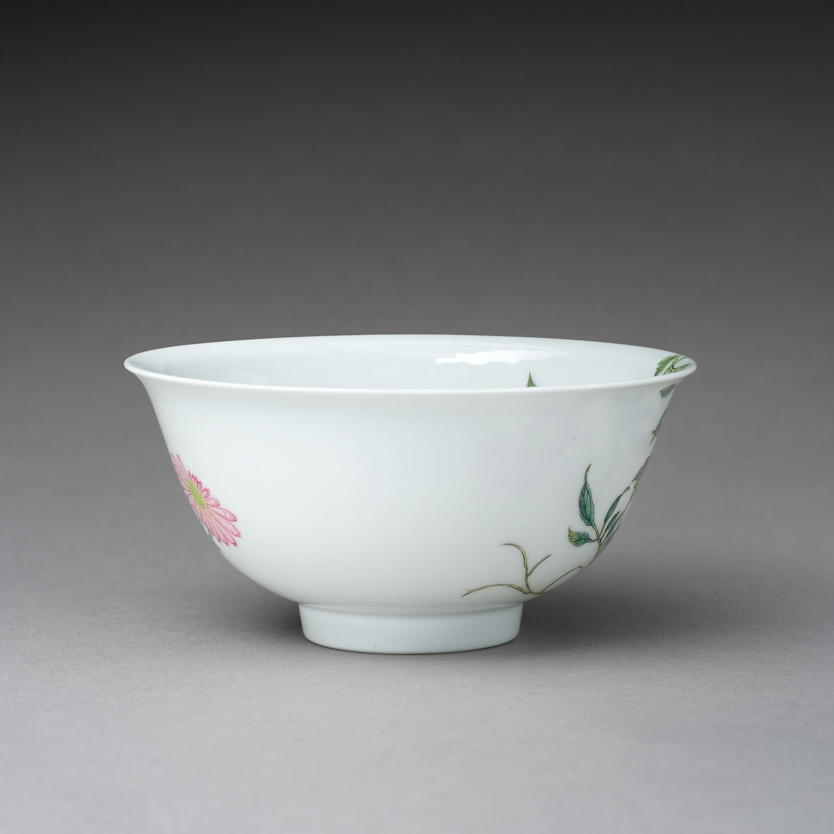 Bowl with flowers, Porcelain painted in overglaze polychrome enamels (Jingdezhen ware), China