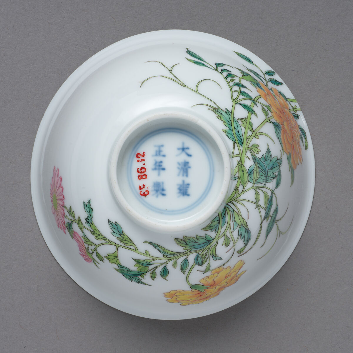 Bowl with flowers, Porcelain painted in overglaze polychrome enamels (Jingdezhen ware), China